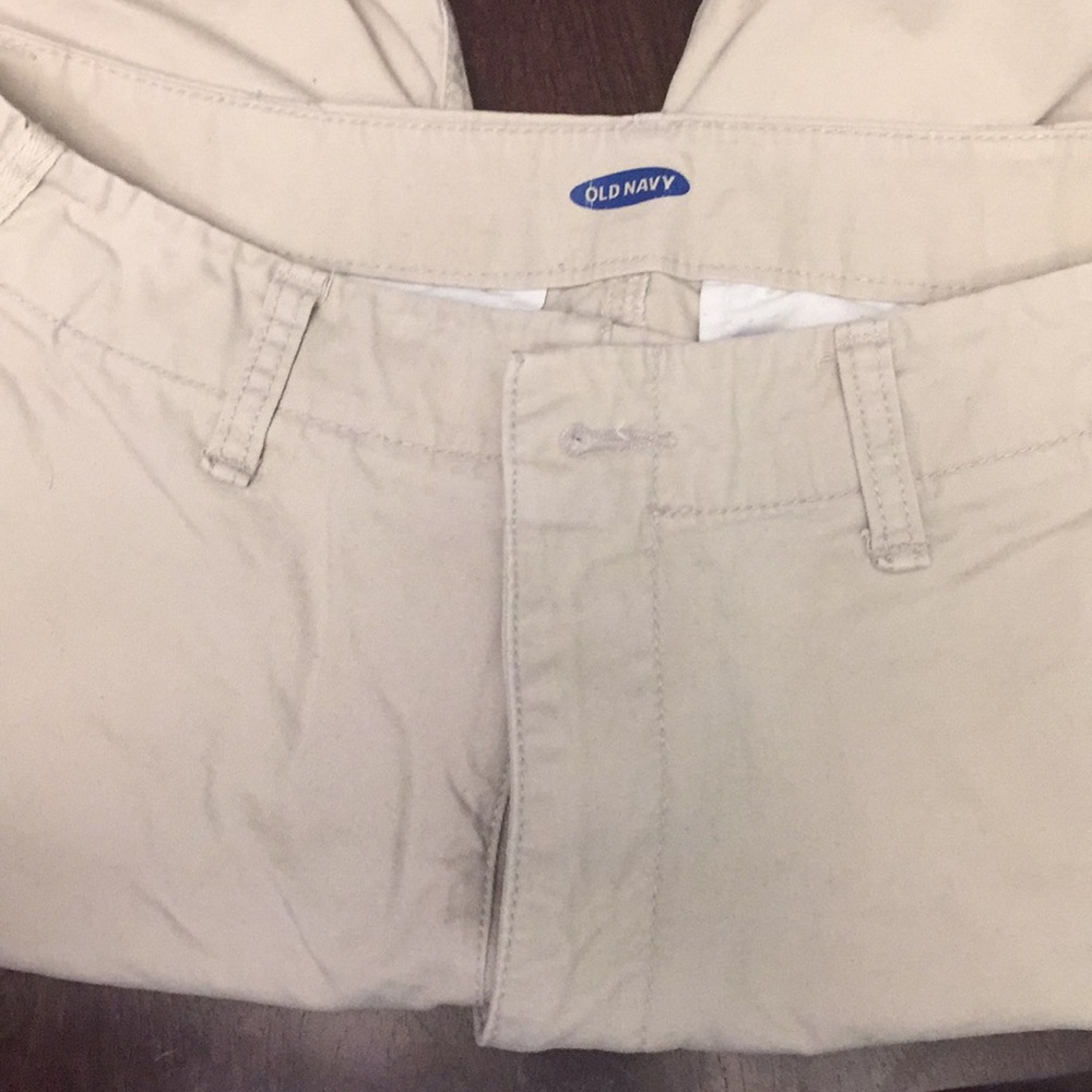 Old Navy khaki shorts (34)